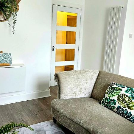 The Ferns - Shared Garden Apartment With Parking Darvel Exteriör bild