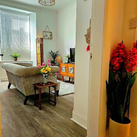 The Ferns - Shared Garden Apartment With Parking Darvel Exteriör bild