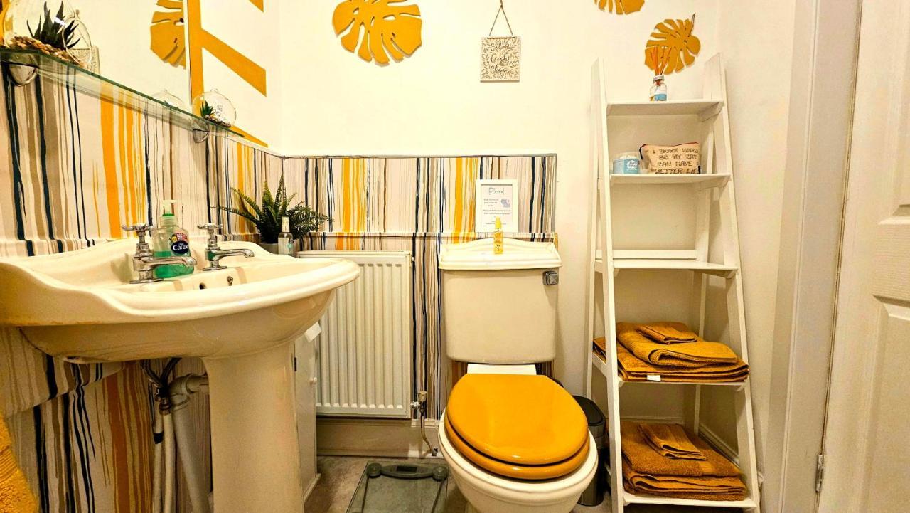 The Ferns - Shared Garden Apartment With Parking Darvel Exteriör bild
