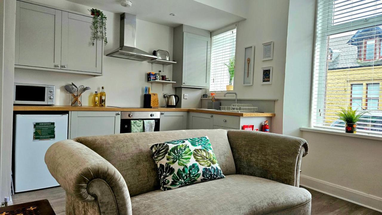 The Ferns - Shared Garden Apartment With Parking Darvel Exteriör bild